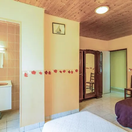 בית נופש Quiet With Shared Pool