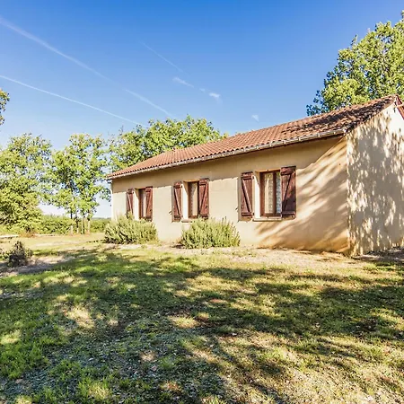 Сasa de vacaciones Quiet With Shared Pool Salignac Eyvigues